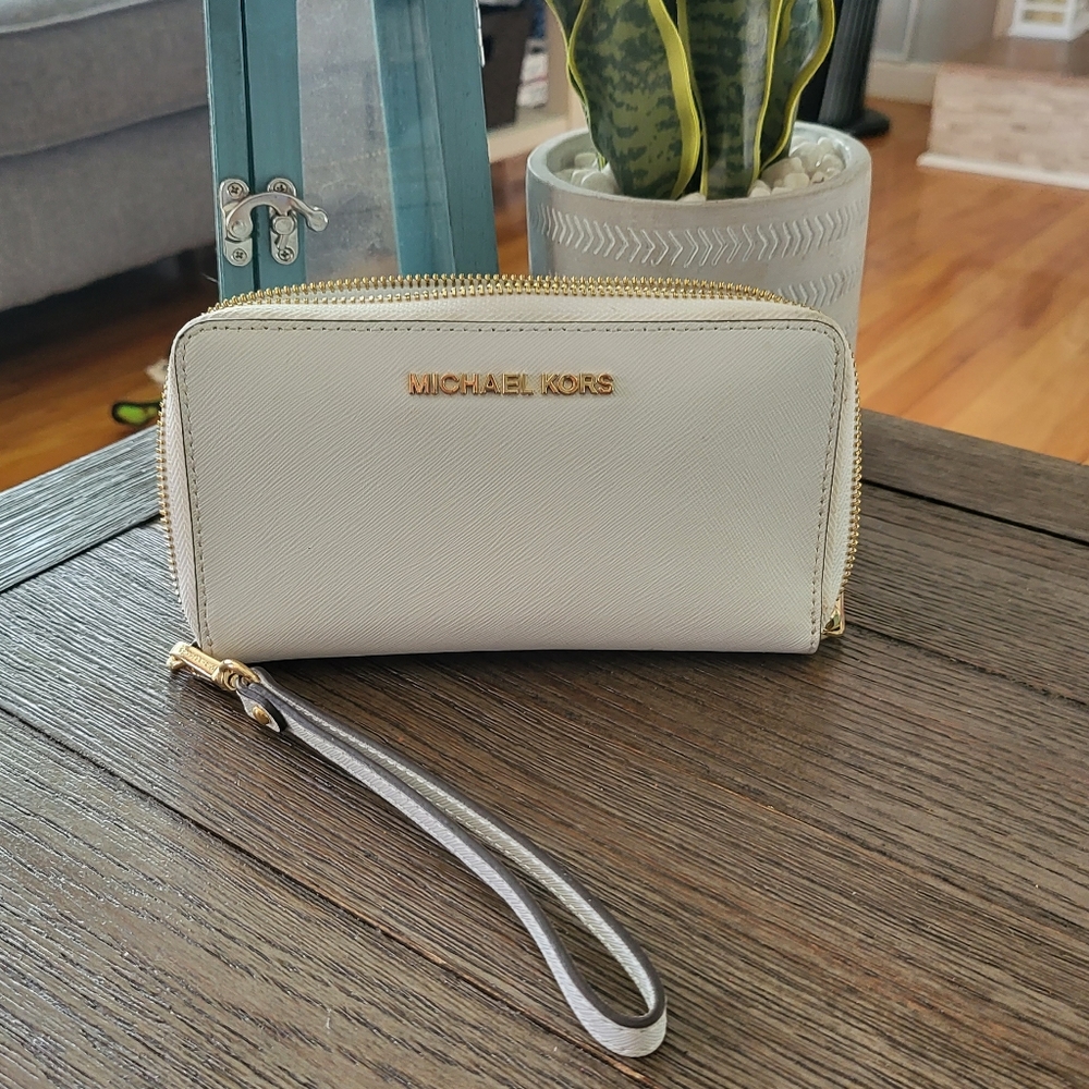 White Michael Kors Wallet